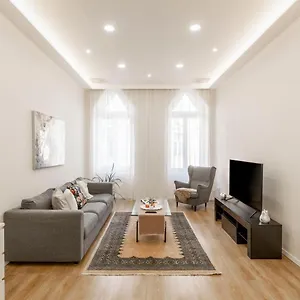 https://deluxe-downtown-csengery-home-2bdrm-2-bathrm.inbudapesthotels.com